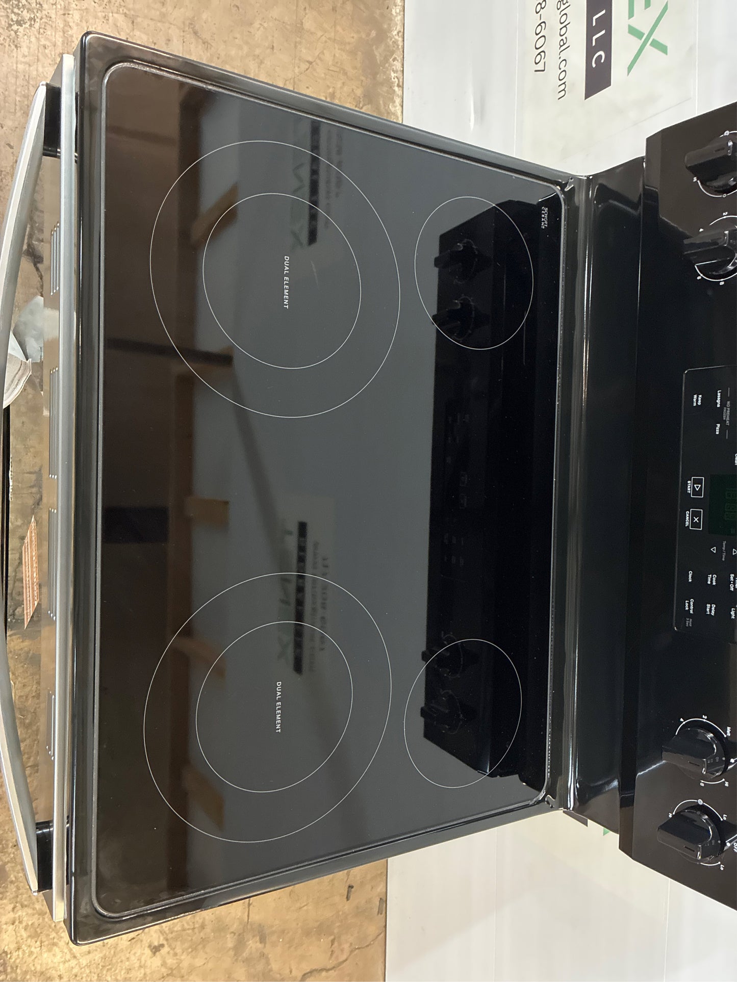 Whirlpool 30 in. Freestanding Electric Range, Black