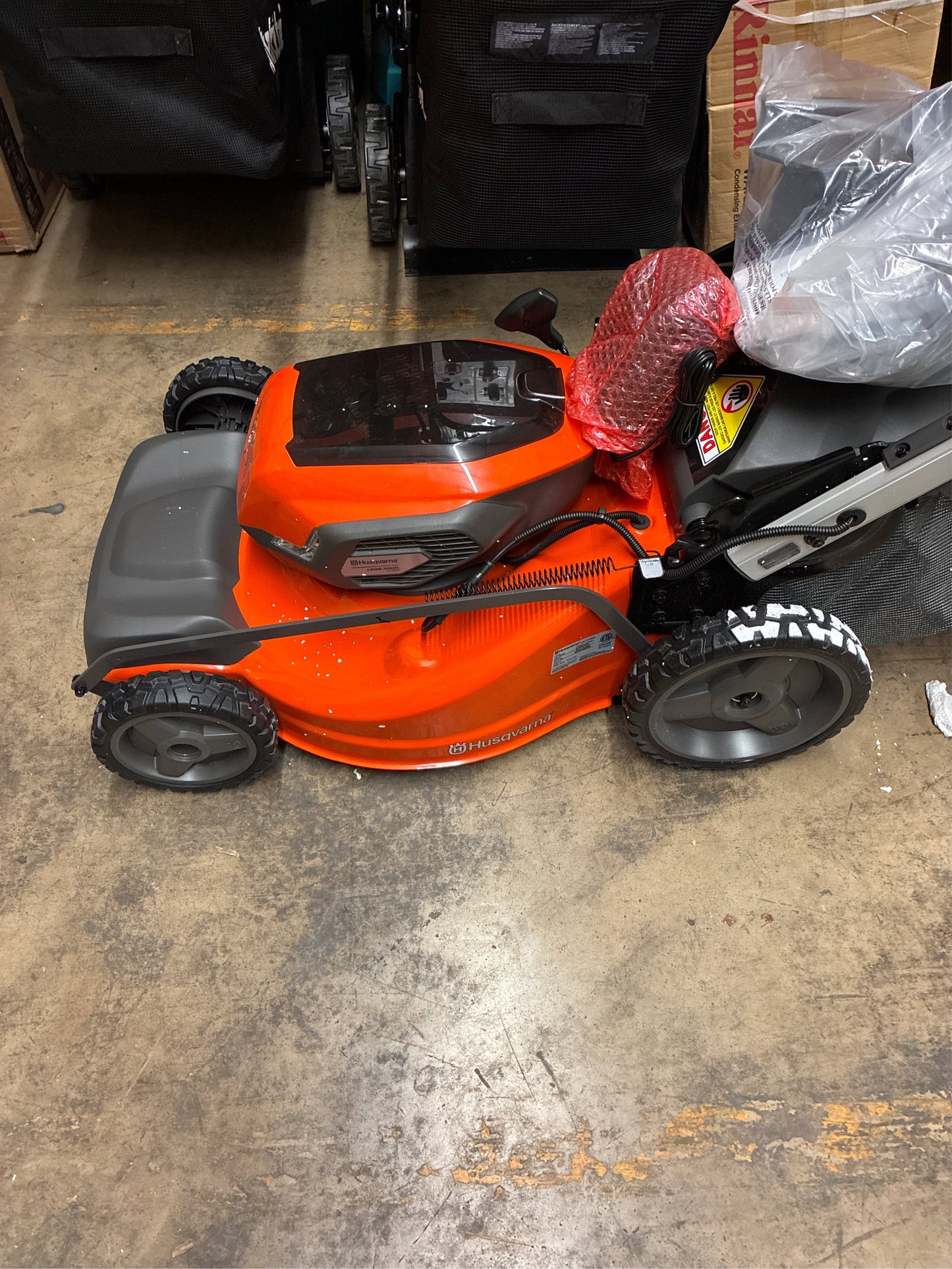 Husqvarna Lawn Xpert LE-322 21 in. Battery Mower
