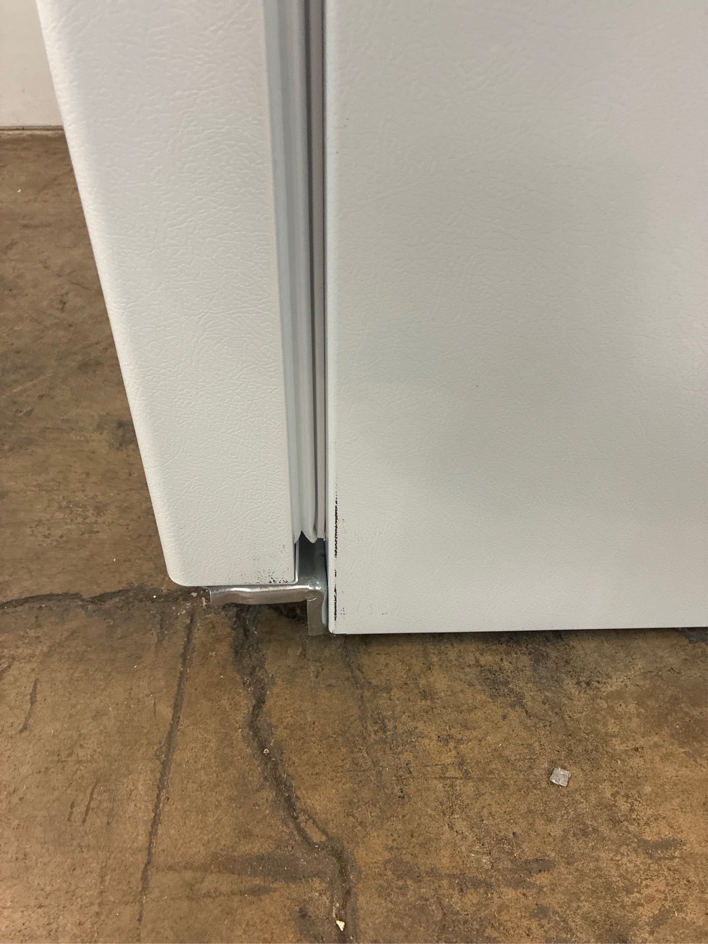 GE 17.5-cu ft Top-Freezer Refrigerator (White)