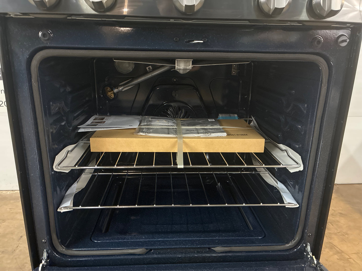 Samsung 30-in 5 Burners 6-cu ft Gas Range