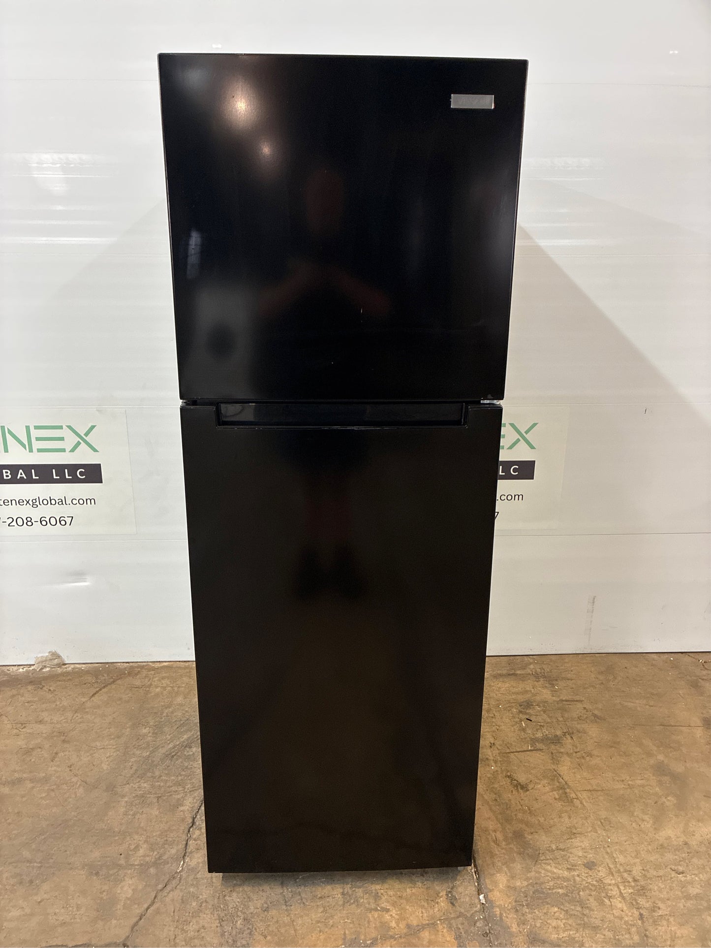 10.1 cu. ft. Top Freezer Refrigerator - Black