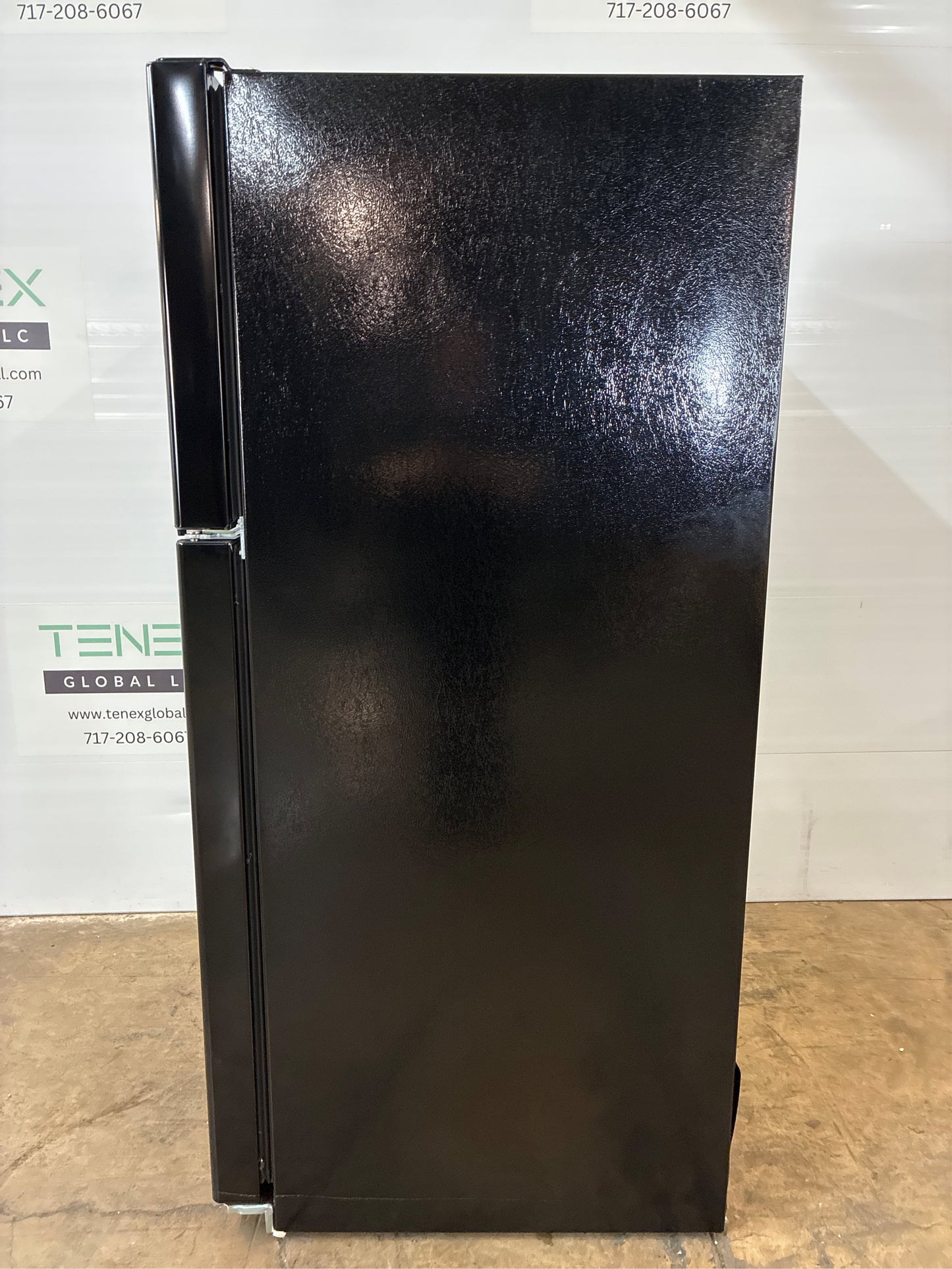 GE 21.9-cu ft Top-Freezer Fridge (Black)