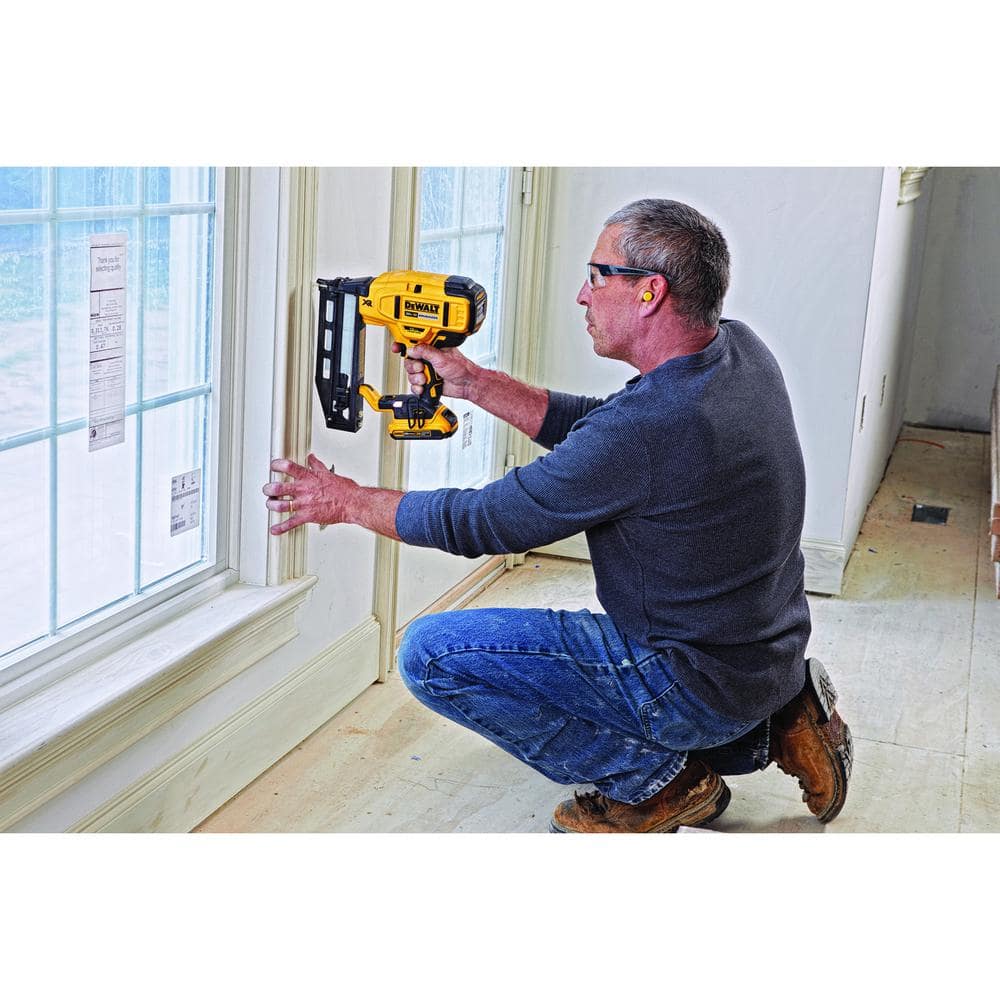 USED 20V MAX XR 16G Cordless Finish Nailer