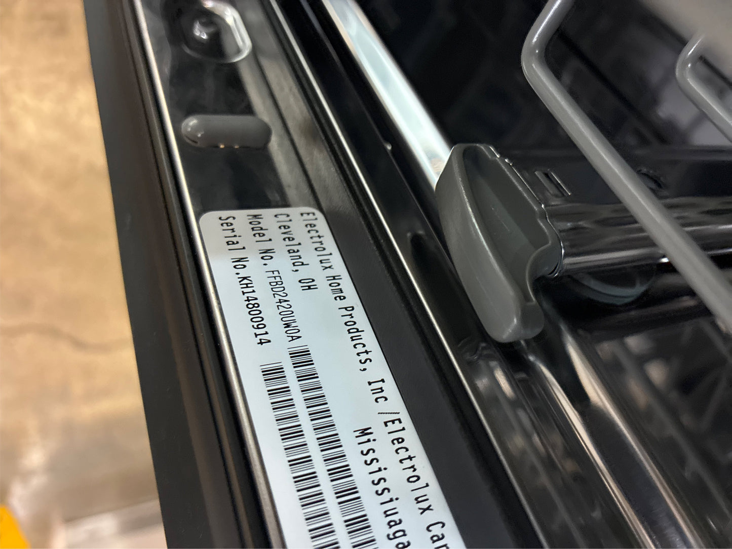 Frigidaire 24-in Dishwasher, White