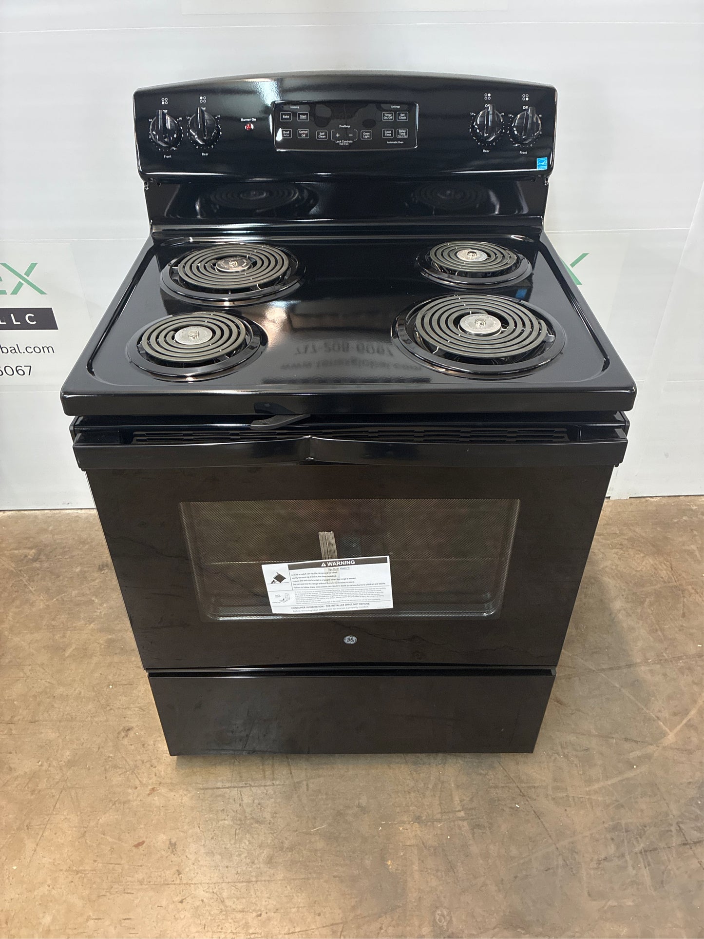 GE 30" 5-cu ft Electric Range (Black)