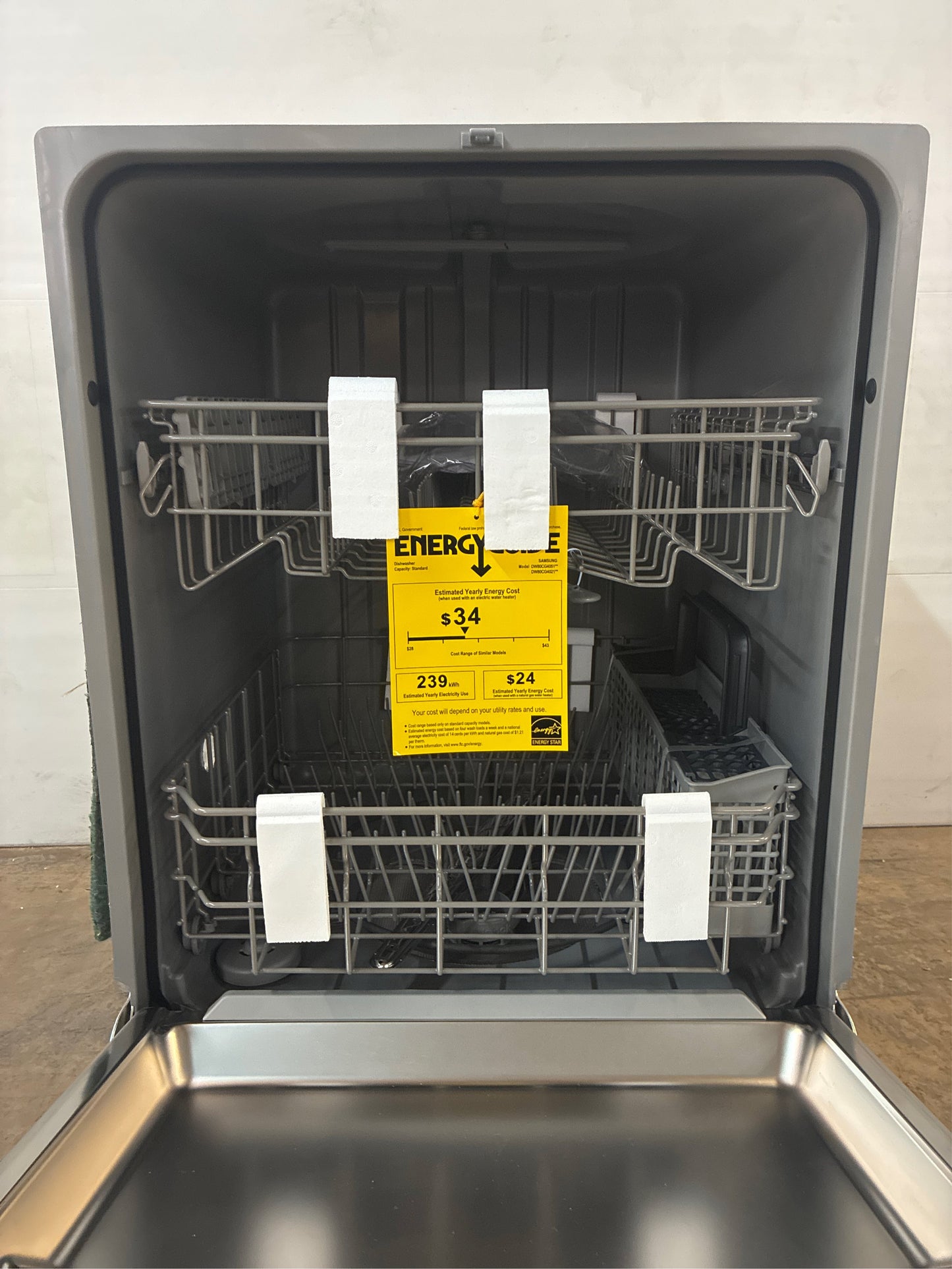 Samsung -- Fingerprint-Resistant Dishwasher with Rack
