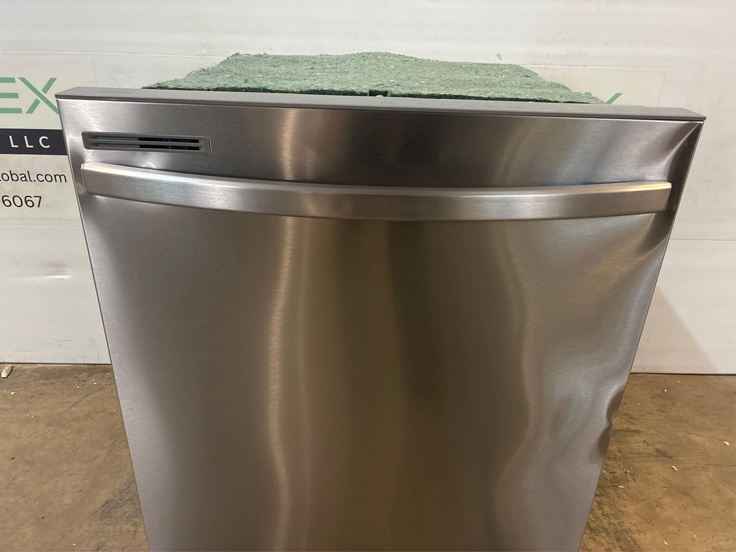Samsung -- Fingerprint-Resistant Dishwasher with Rack