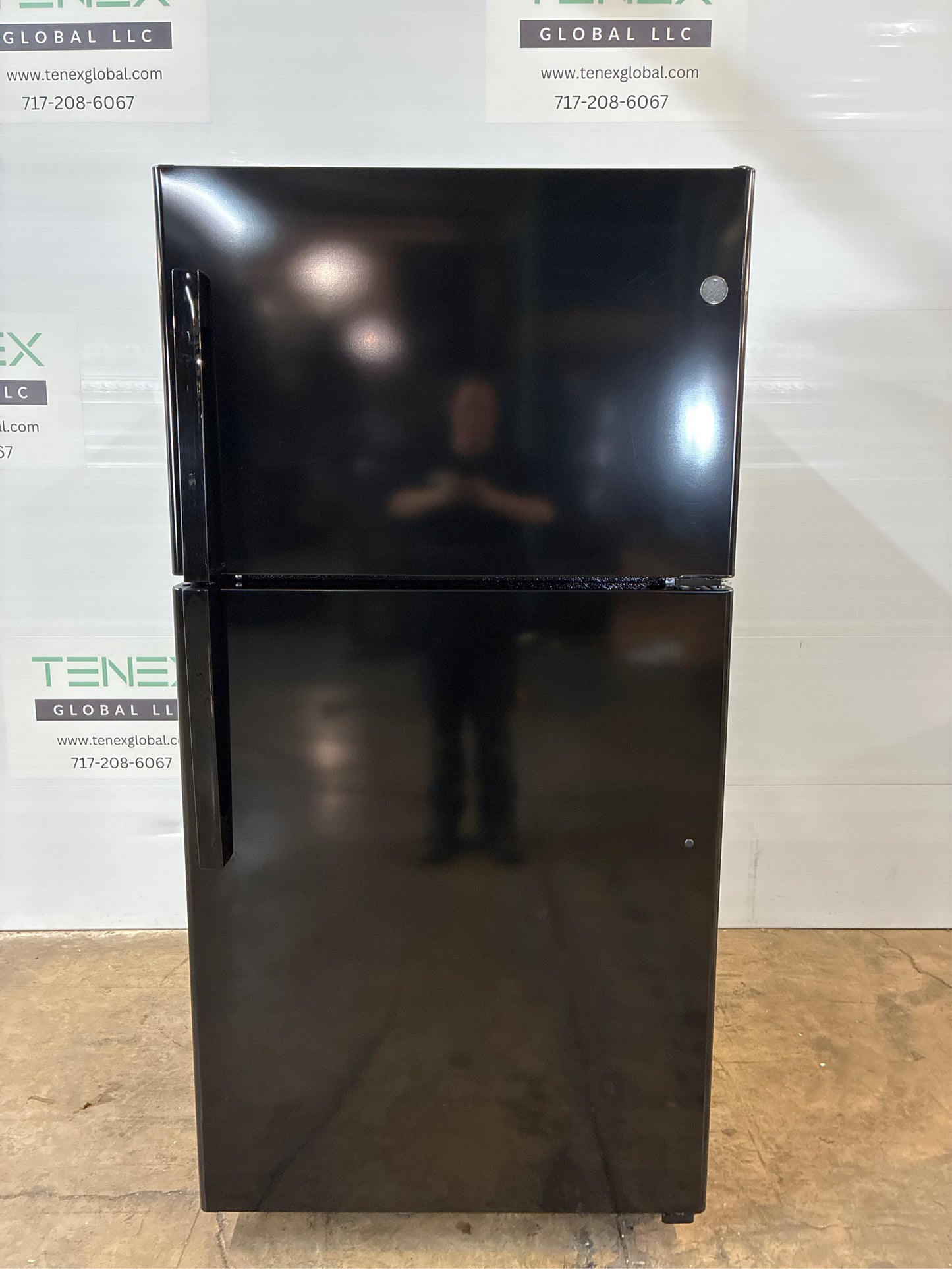 GE 21.9-cu ft Top-Freezer Fridge (Black)