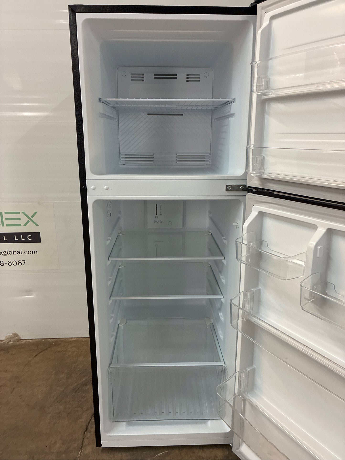 10.1 cu. ft. Top Freezer Refrigerator - Black