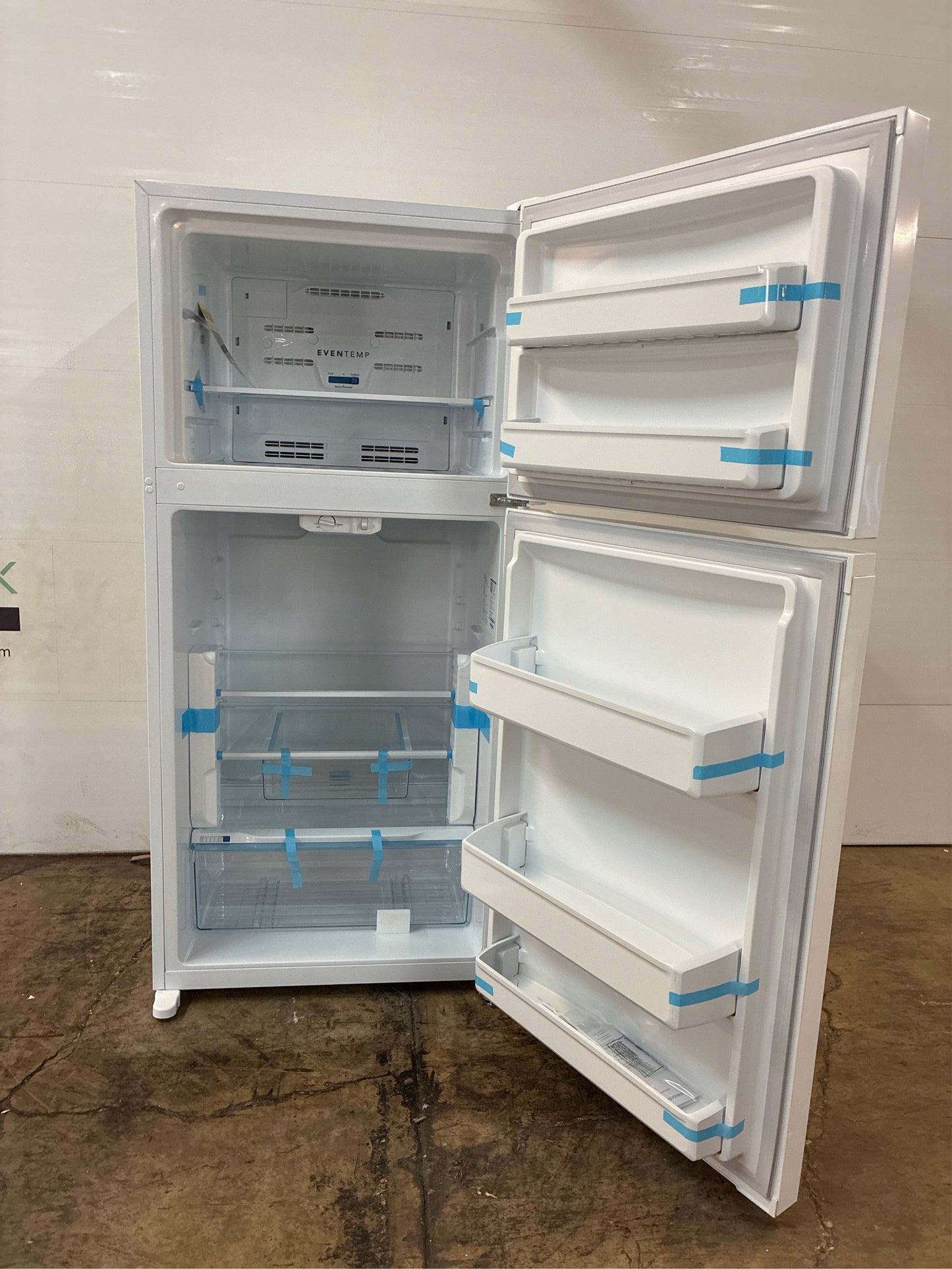 Frigidaire 27.6 in. 14 cu. ft. Top Freezer Refrigerator