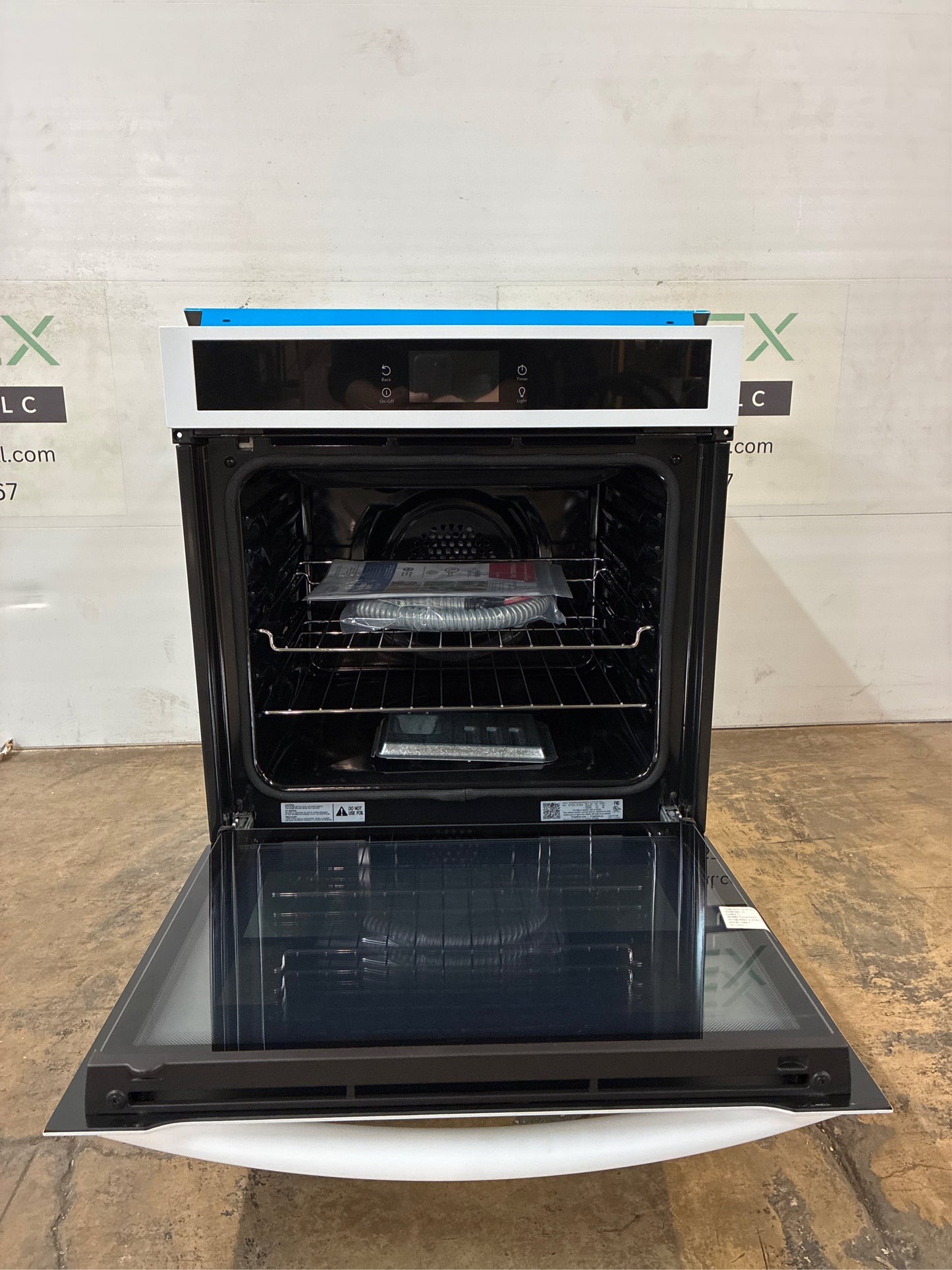 Frigidaire Gallery 24-in Electric Wall Oven, Air Fry