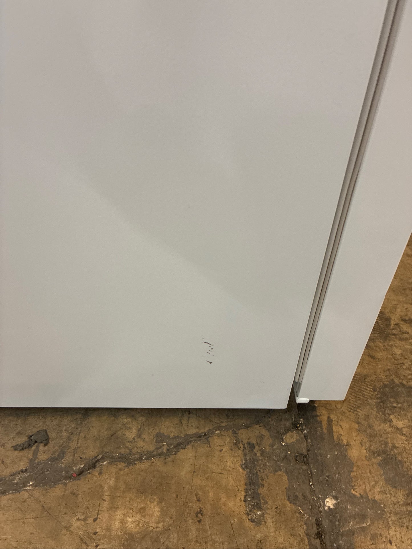 Frigidaire 27in 16.0 Cu. Ft. Top Freezer Refrigerator White
