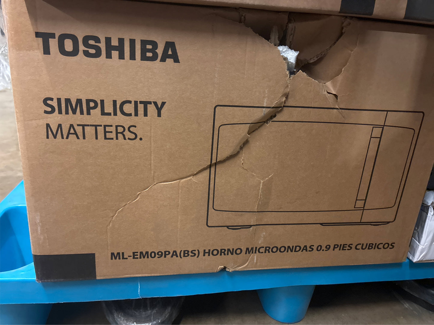 TOSHIBA 0.9 Cu Ft 900W Microwave with Auto Menus
