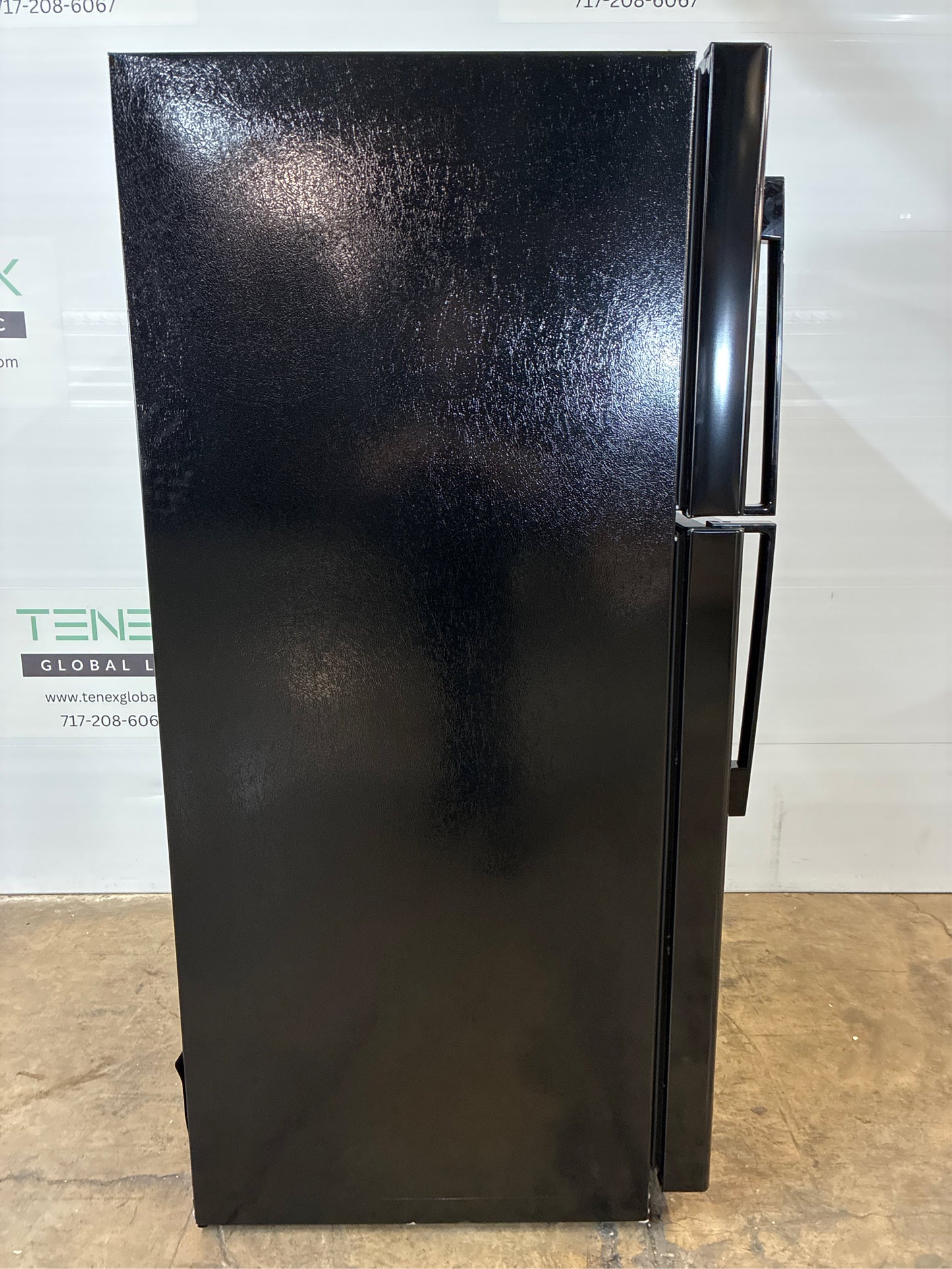 GE 21.9-cu ft Top-Freezer Fridge (Black)