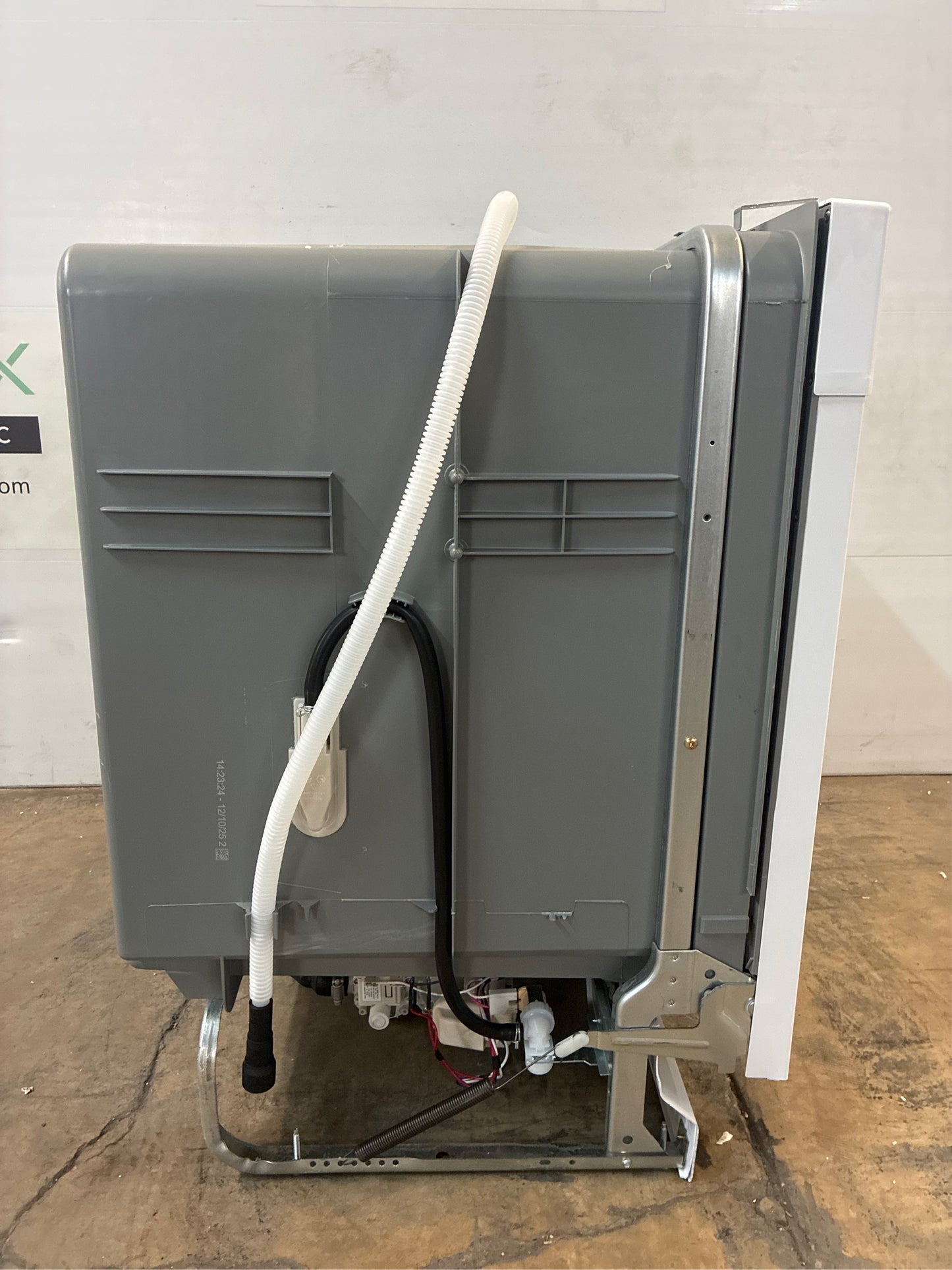 Frigidaire - 24 in. White Front-Control Dishwasher