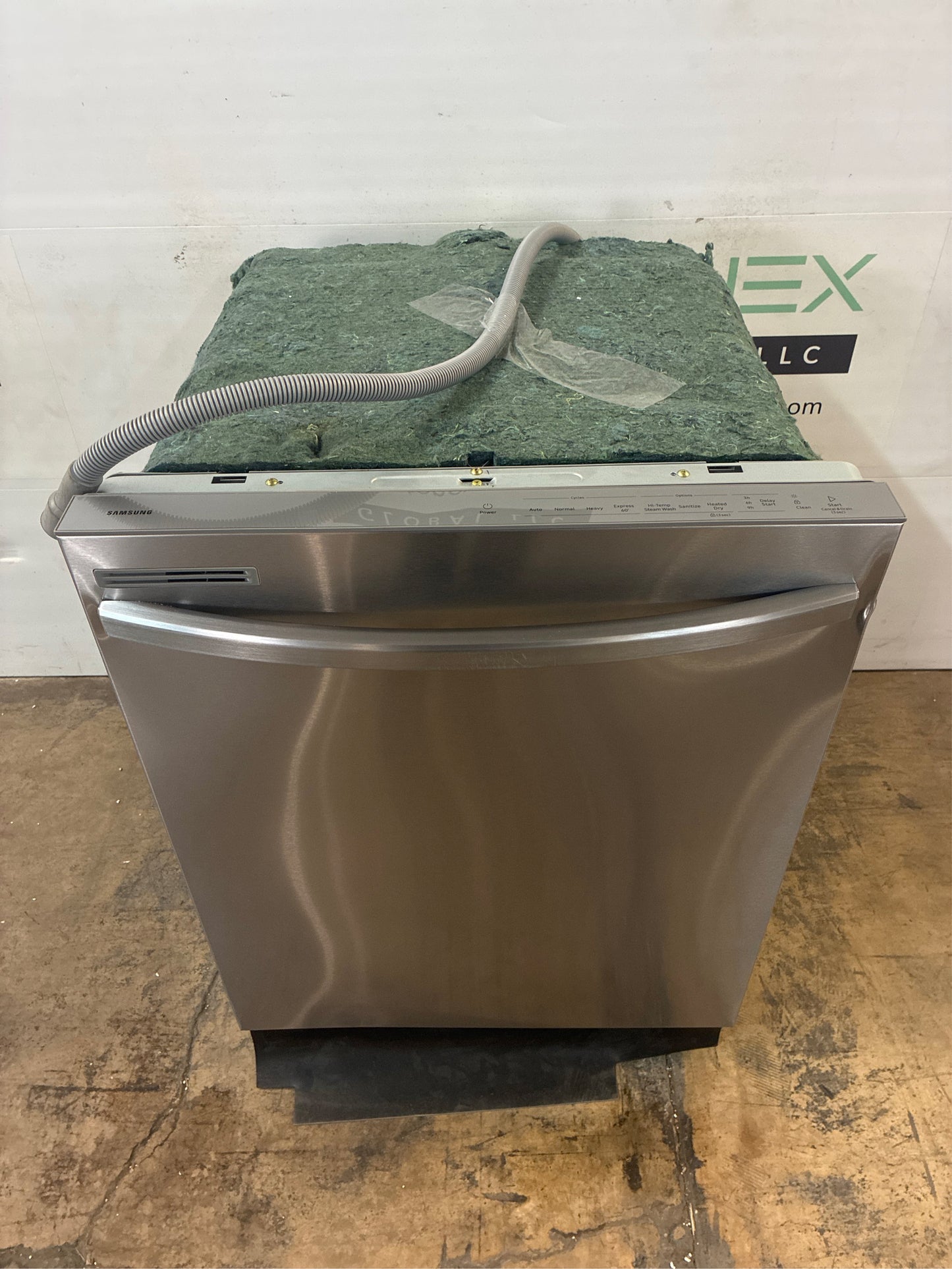 Samsung Fingerprint Resistant Dishwasher with Rack