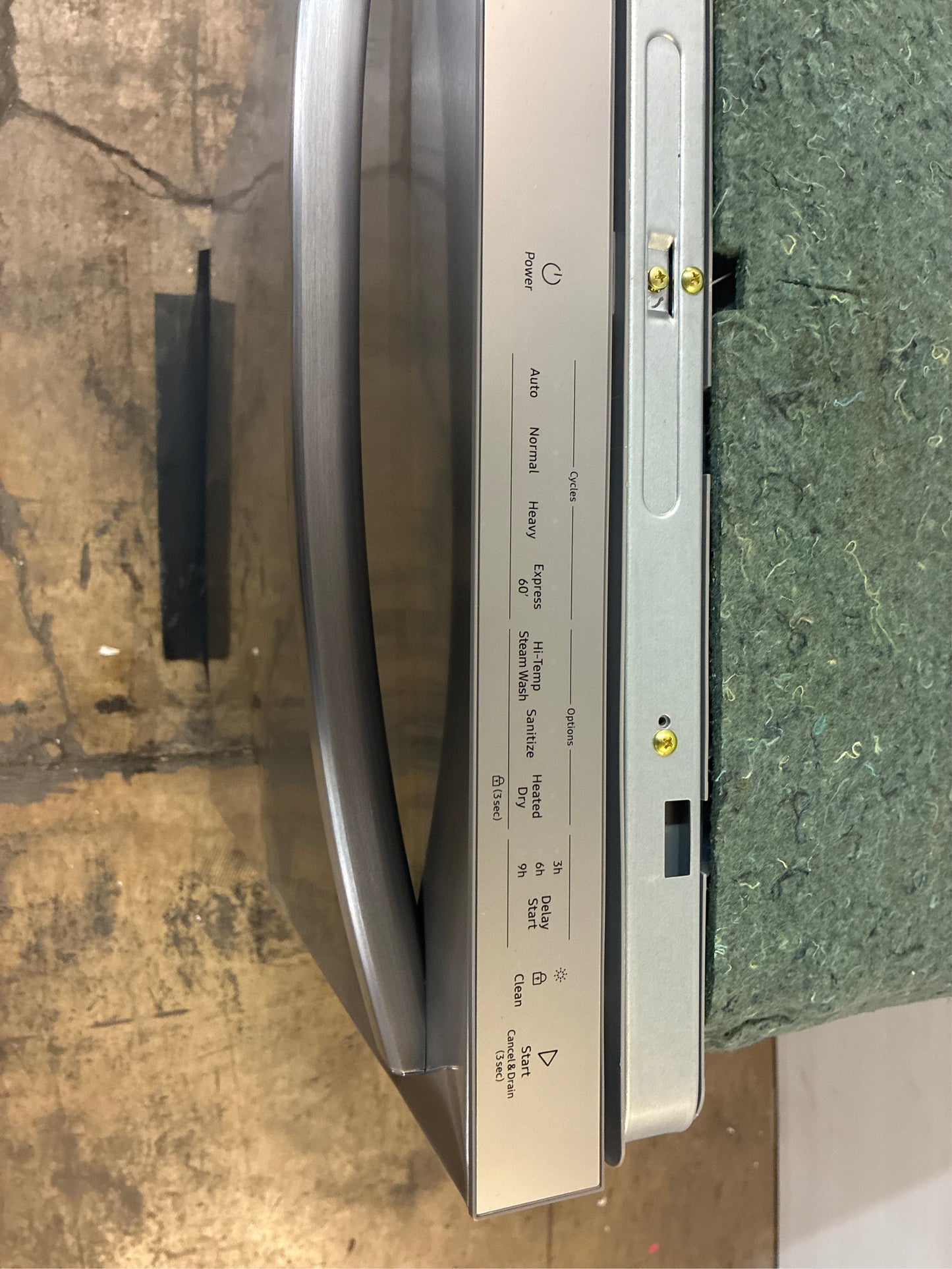 Samsung -- Fingerprint-Resistant Dishwasher with Rack