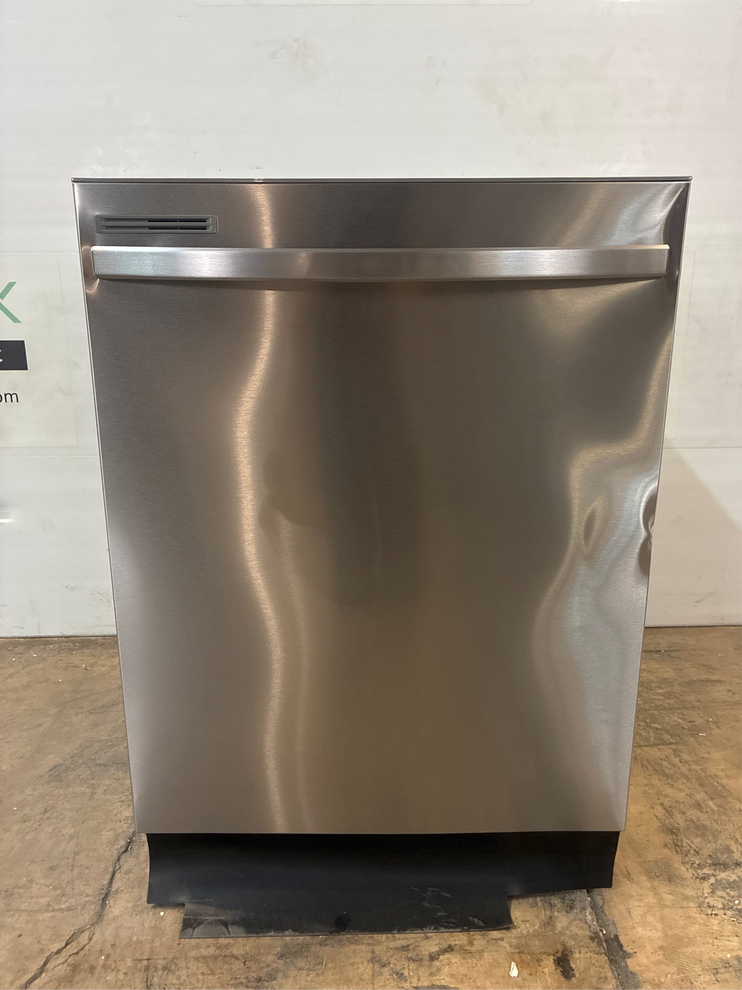 Samsung -- Fingerprint-Resistant Dishwasher with Rack