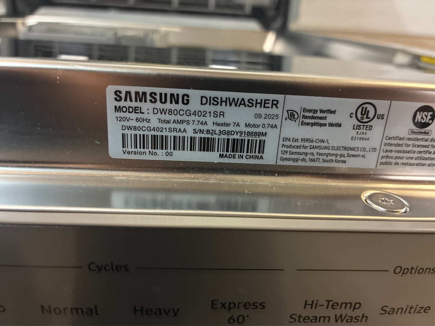 Samsung -- Fingerprint-Resistant Dishwasher with Rack
