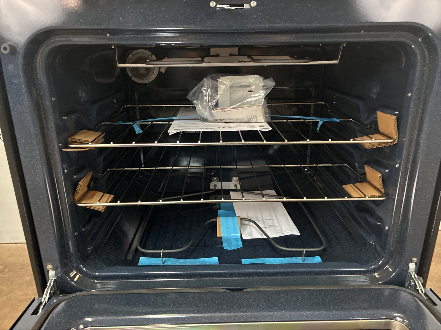 GE 30" 5-cu ft Electric Range (Black)