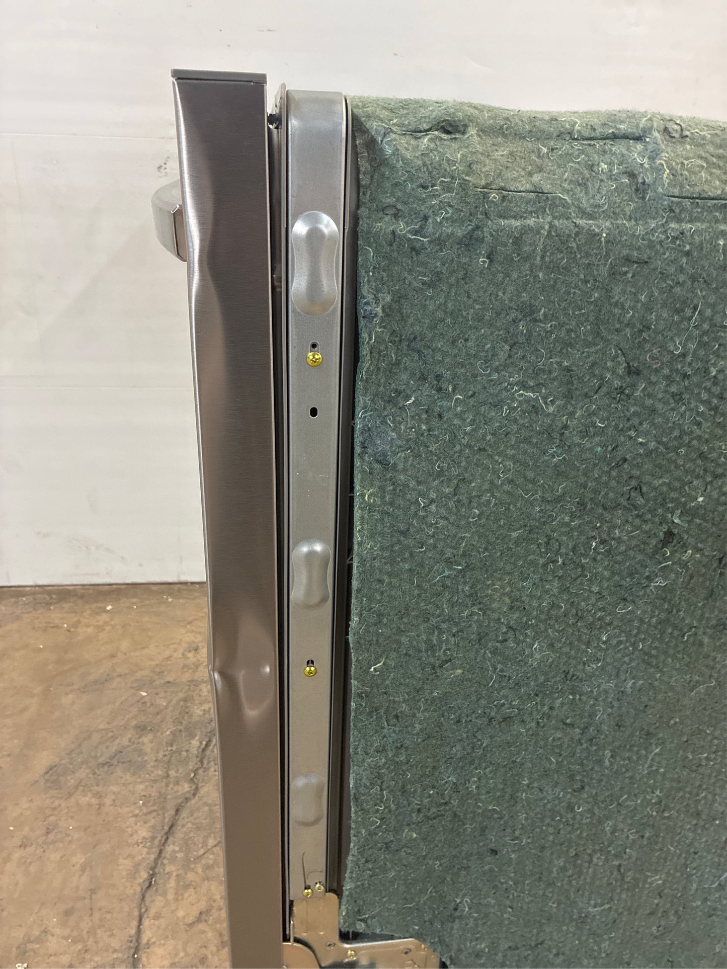 Samsung -- Fingerprint-Resistant Dishwasher with Rack