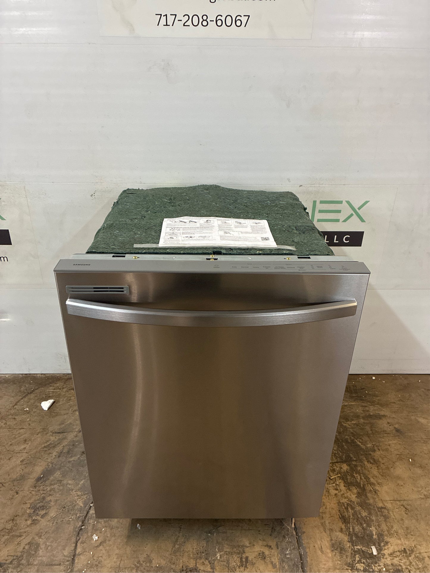 Samsung Fingerprint-Resistant Dishwasher with Rack